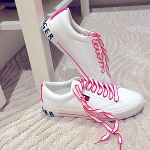 TOMMY HILFIGER SIZE 7.5 WHITE AND HOT PINK RUNNERS! 🩷🤍🩷🤍🩷